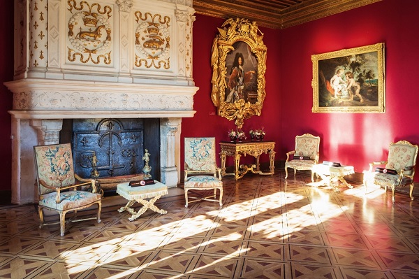 Intérieur d'un château au style français capturé lors d'une visite privée