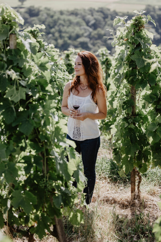 Photo de la guide Julie Tran au coeur d'un vignoble
